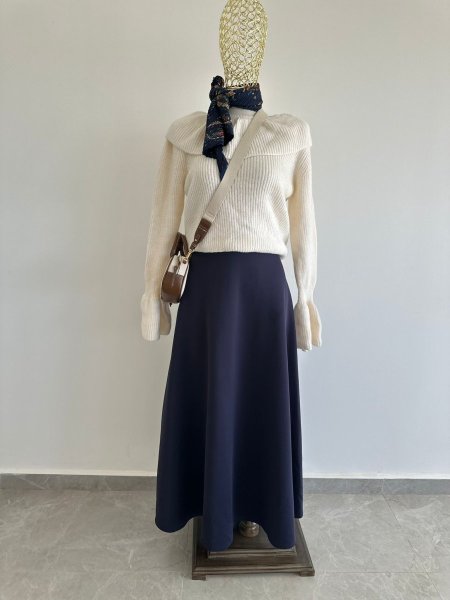 تنورة باللون الكحلي